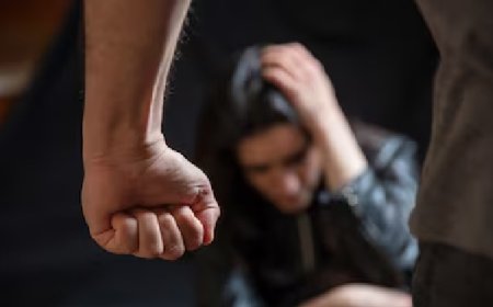 Mulher rasga o saco do marido com as unhas durante briga