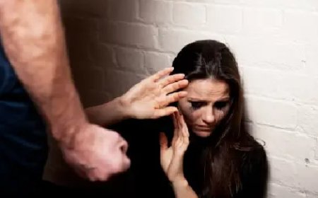 Mulher rasga o saco do marido com as unhas durante briga