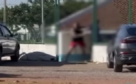 Homens são flagrados trocando chutes e socos em frente a UPA