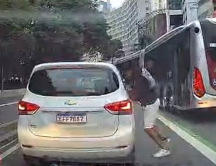 Vídeo mostra ladrão furtando celular de dentro de carro parado em avenida movimentada de São Paulo