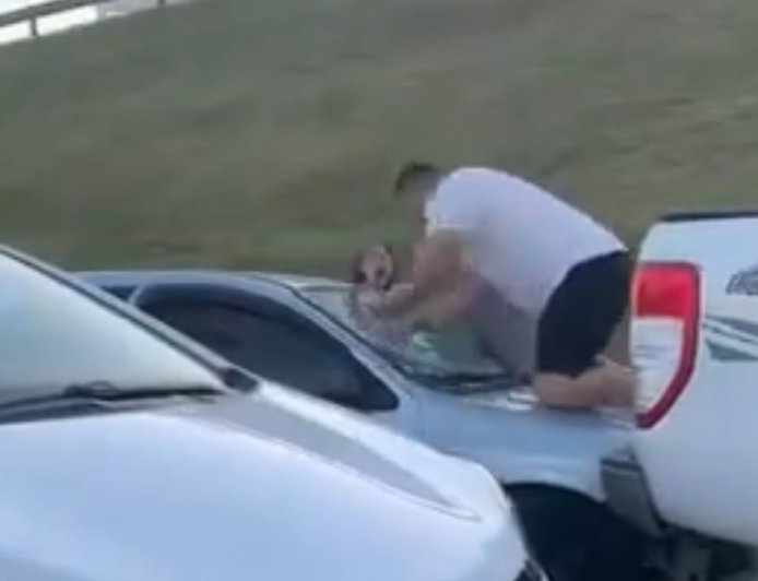 Vídeo: homem danifica carro da ex ao encontrá-la com novo companheiro