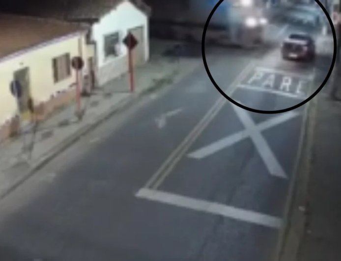 Motorista ignora “pare”, é atingido por trem e fica preso às ferragens