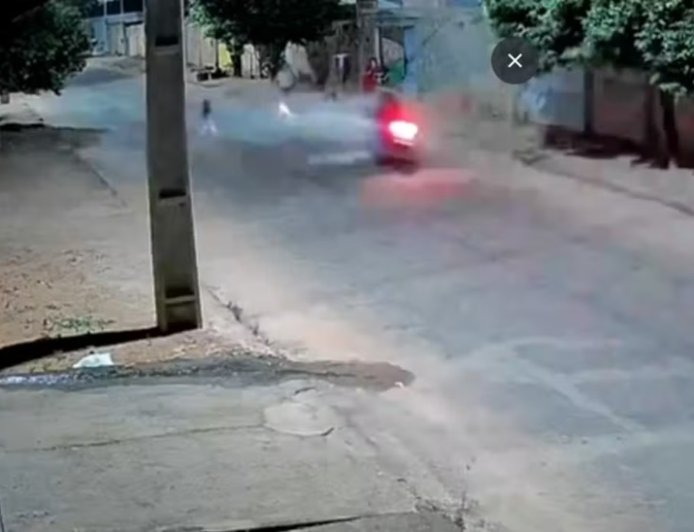 Mãe é atingida por motocicleta ao salvar filho de atropelamento