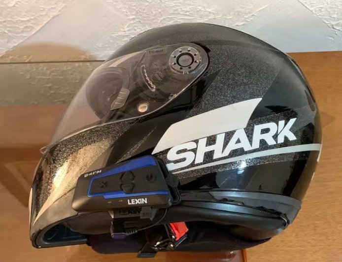 Mulher furta capacete de vizinho para não se atrasar para o trabalho e acaba presa
