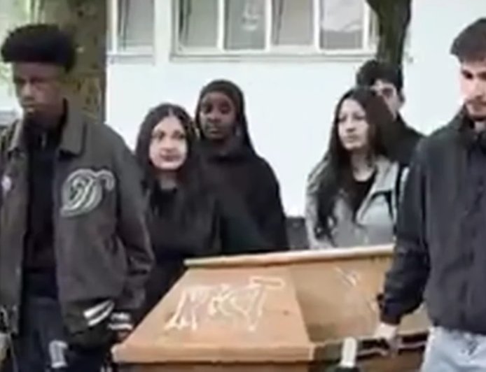 Estudantes sepultam esqueleto usado em aulas após descobrirem que era de um humano