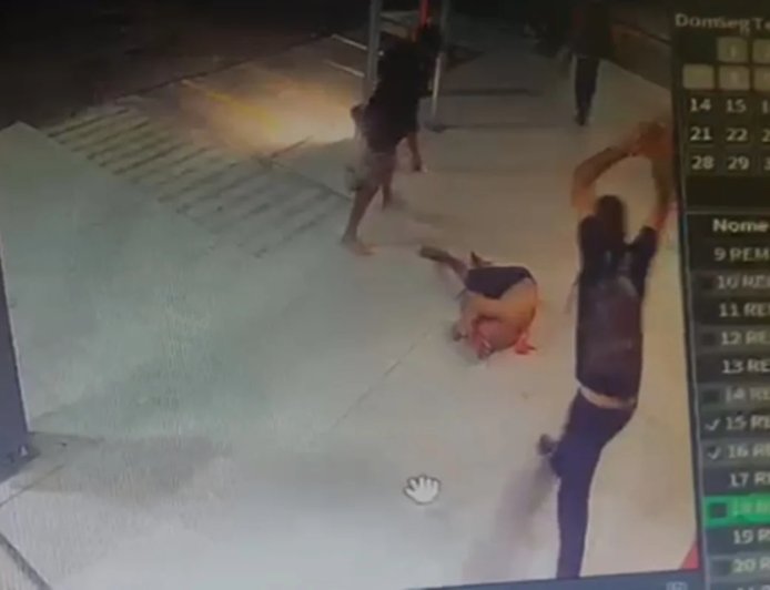Trio tenta matar morador de rua com golpes de faca e pedradas