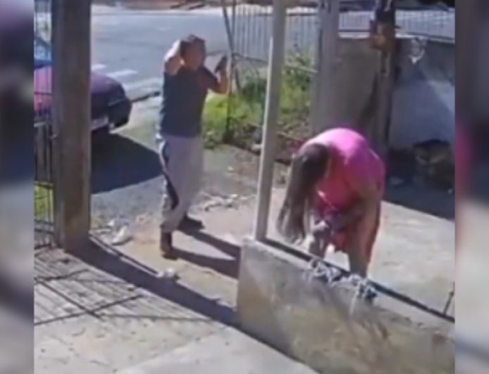VÍDEO: Mulher dá à luz no quintal de casa e parto é registrado por câmeras de segurança