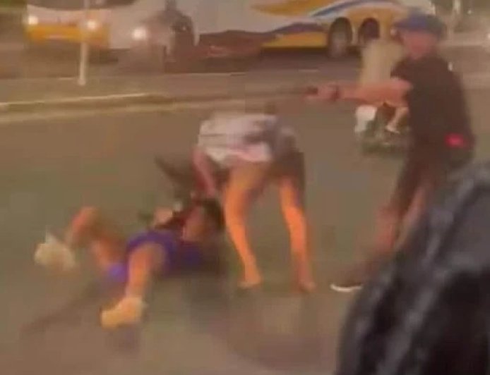 Vídeo: mulheres saem no tapa em frente ao Feiraguay e cena viraliza