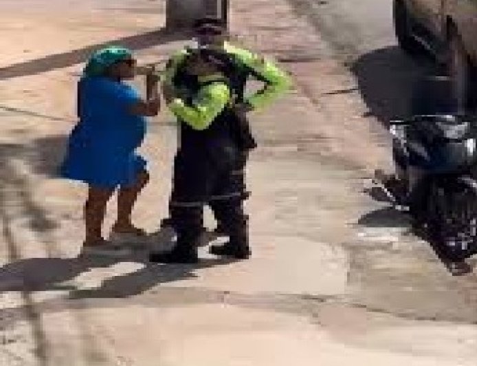 Vídeo: agente de trânsito e motociclista saem no tapa durante fiscalização e cena viraliza