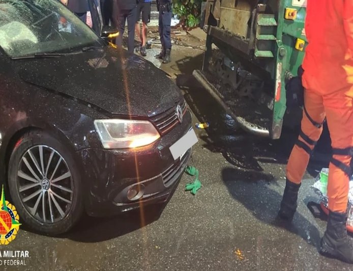 Motorista embriagado bate em caminhão de lixo e atropela gari
