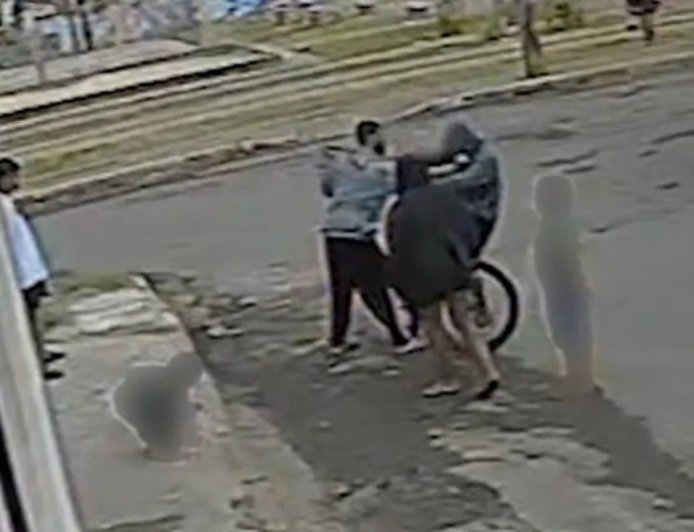 Jovem morre ao ser esfaqueado no meio da rua diante de crianças