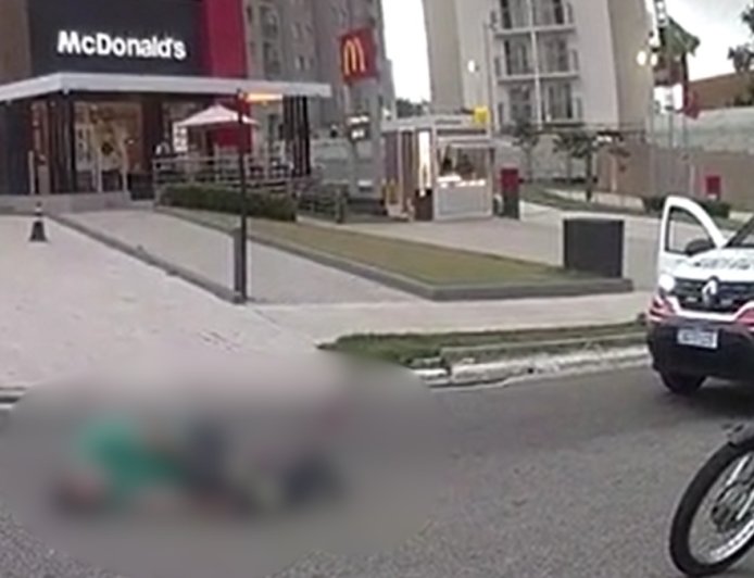 Vídeo mostra PM atirando várias vezes em homem e chorando ao tentar salvá-lo após os disparos
