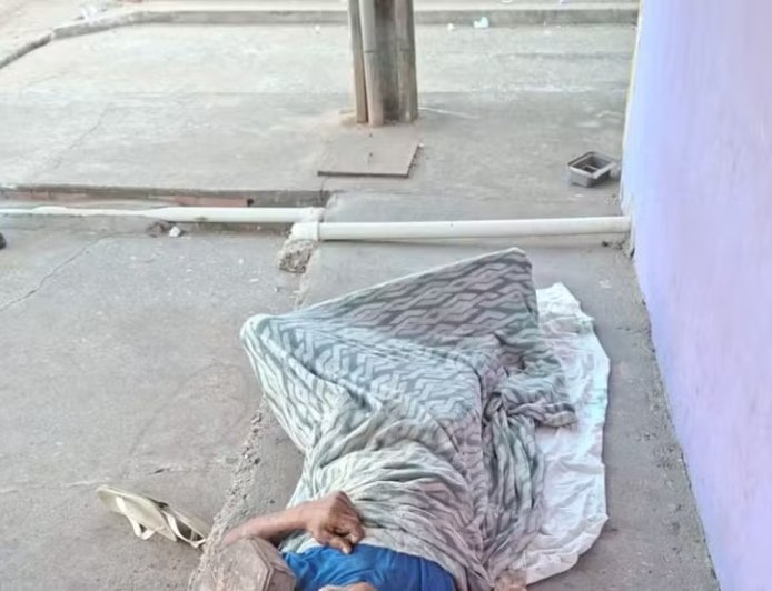 Homem é morto com bloco de concreto na cabeça enquanto dormia; dois suspeitos são presos