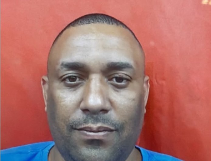 Homem é procurado após matar companheira na frentes das filhas