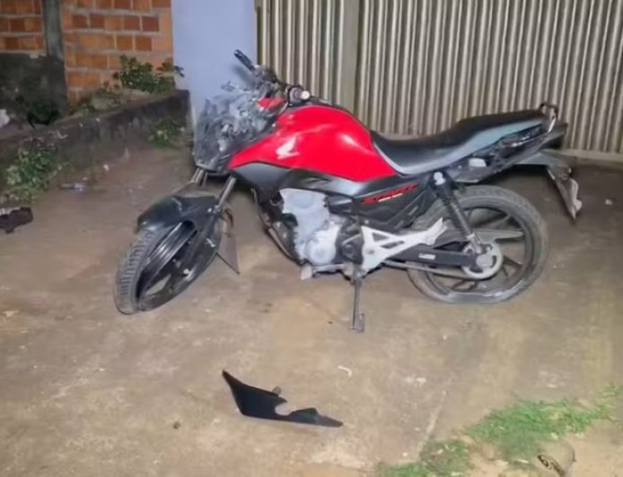 Dois homens morrem após fugir de abordagem policial e bater moto em poste, diz PM