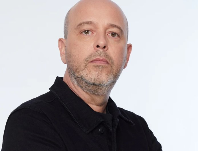 Após alta, Alex Escobar volta as redes, atualiza quadro e manda recado