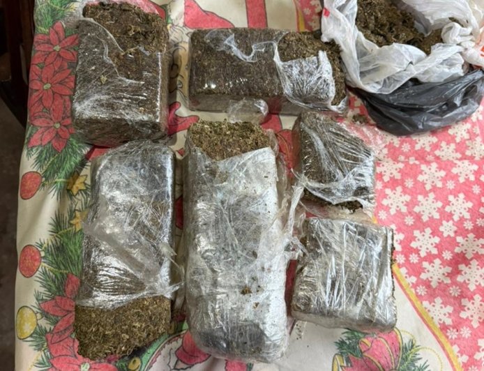PF prende avó que usava neto de 13 anos no tráfico de drogas