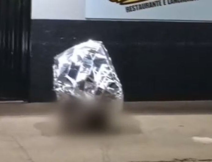 Homem morre sentado em cadeira enquanto aguardava comida em restaurante, diz PM