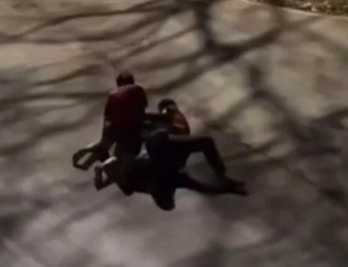 Homem é espancado por dupla até a morte no meio da rua