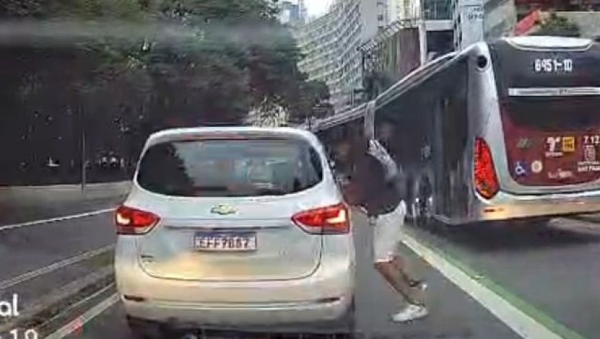 Vídeo mostra ladrão furtando celular de dentro de carro parado em avenida movimentada de São Paulo