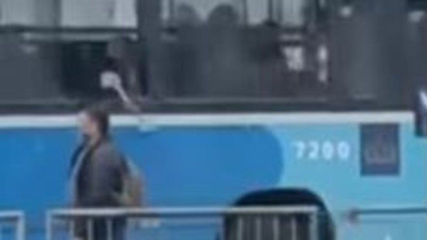 VÍDEO: Em surto, homem quebra vidros de ônibus em movimento com martelo e assusta passageiros