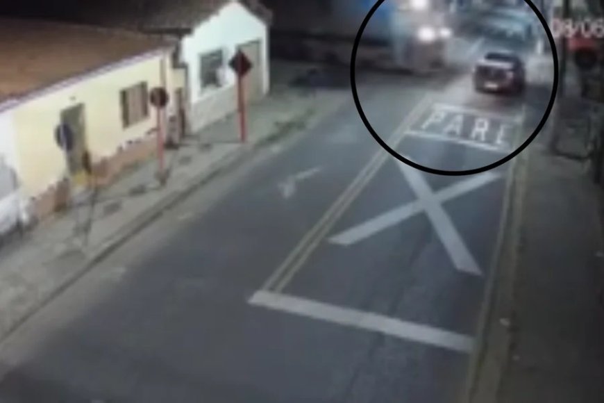 Motorista ignora “pare”, é atingido por trem e fica preso às ferragens