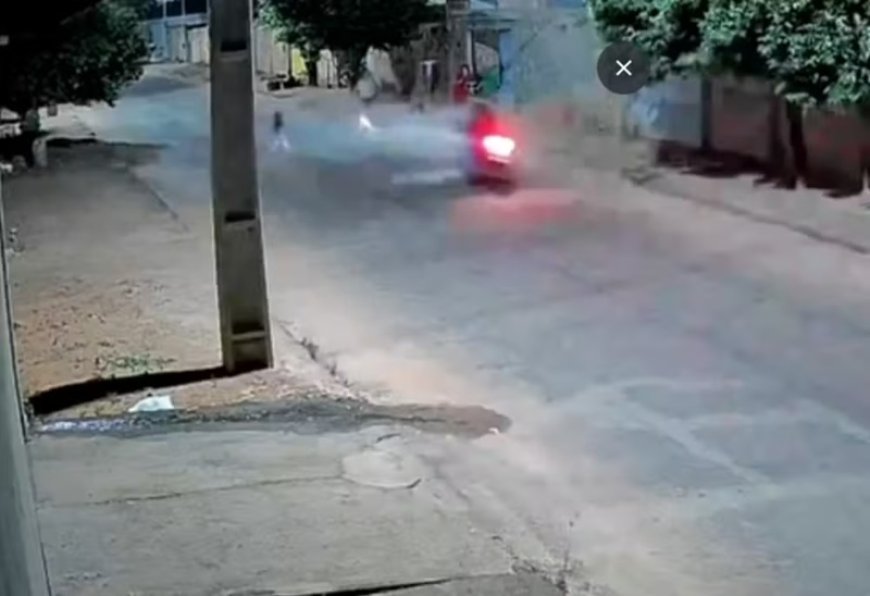 Mãe é atingida por motocicleta ao salvar filho de atropelamento