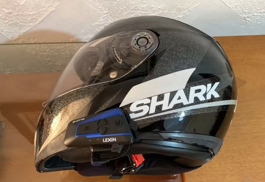 Mulher furta capacete de vizinho para não se atrasar para o trabalho e acaba presa