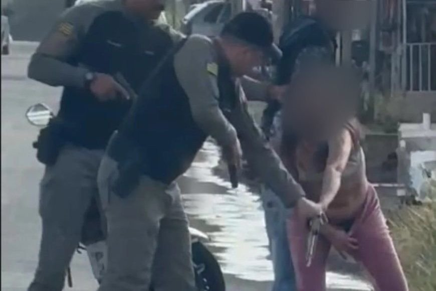 Mulher é flagrada com pistola escondida nas partes íntimas durante abordagem policial