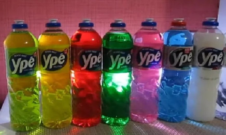 Cores dos detergentes indicam funções poderosas e o transparente tira mancha de roupa