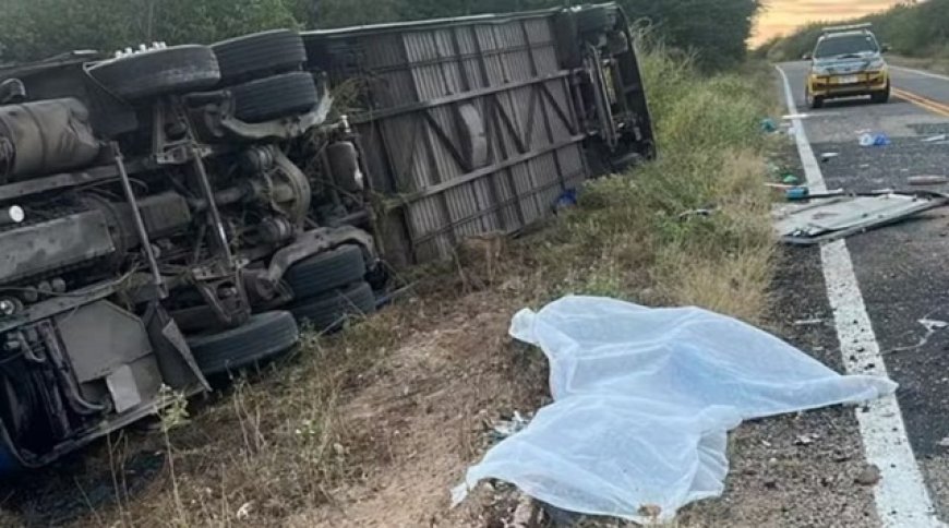 Ônibus de delegação de basquete capota e deixa 7 mortos e dezenas de feridos