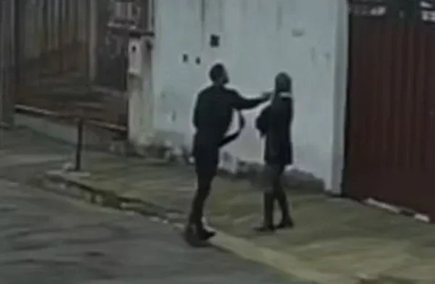 Vídeo mostra ex-companheiro espancando mulher na porta de casa após não aceitar separação