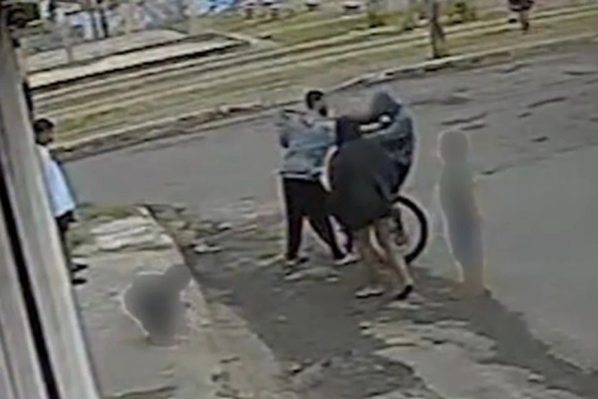 Jovem morre ao ser esfaqueado no meio da rua diante de crianças