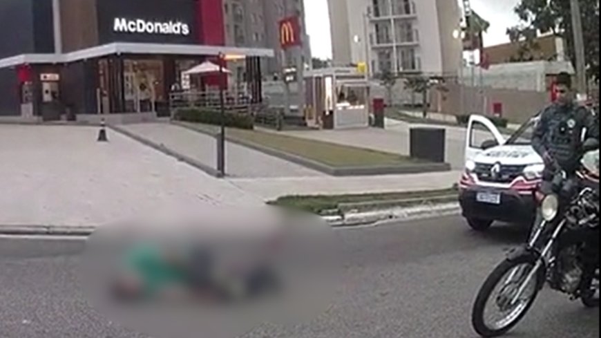 Vídeo mostra PM atirando várias vezes em homem e chorando ao tentar salvá-lo após os disparos