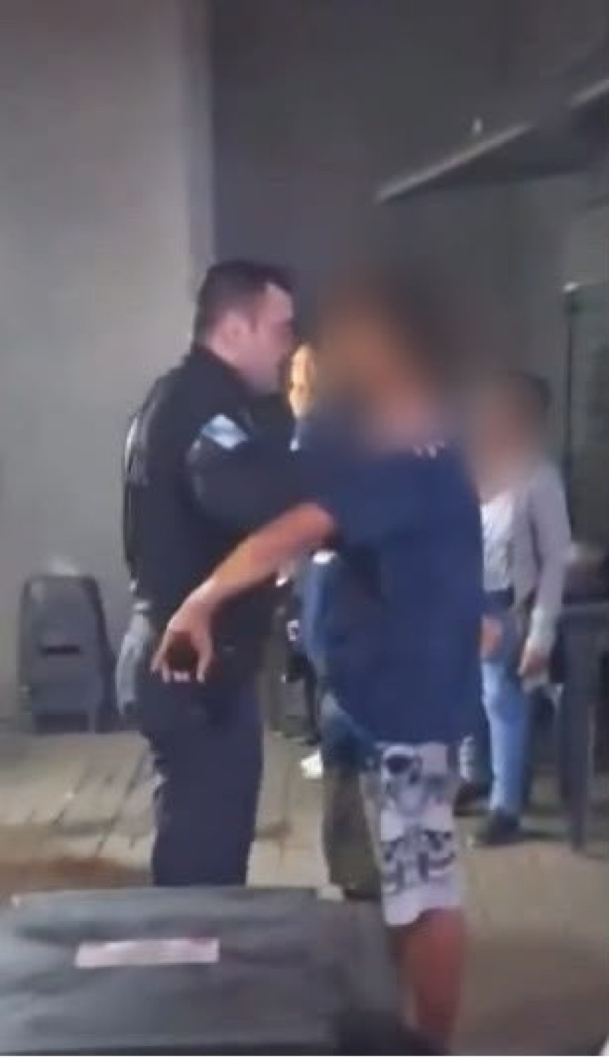 Homem tenta roubar arma de PM em plena rua e provoca pânico