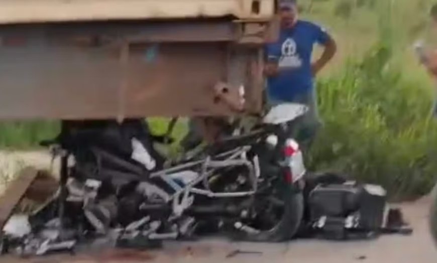 Médico sai do trabalho para abastecer moto e morre após colisão com carreta parada em rodovia