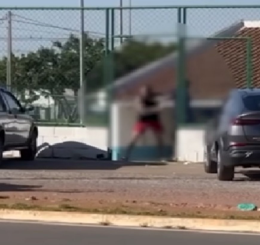 Homens são flagrados trocando chutes e socos em frente a UPA