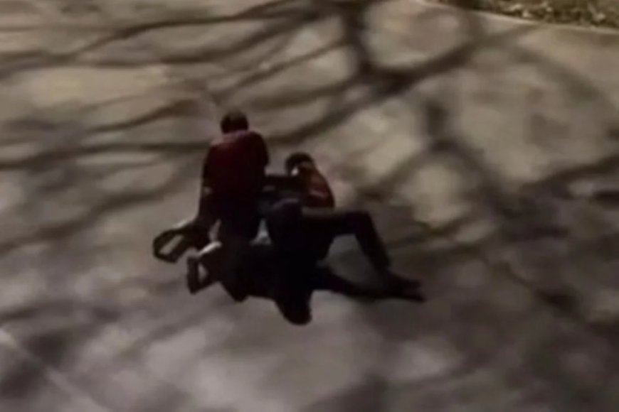 Homem é espancado por dupla até a morte no meio da rua