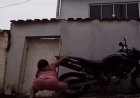 Mulher destrói moto com martelo e faca após descobrir traição do companheiro