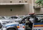 Jovem dá voadora e ataca a própria mãe com pedradas após ser cobrado a procurar emprego