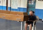 Imagem de idosa ao lado de um caixão emociona milhares e viraliza nas redes sociais