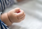 Bebê de 10 meses morre após sofrer estupro; 'ficante' da mãe e primo dele são presos