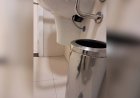 Pervertido é flagrado por câmera de segurança colocando câmera escondida em banheiro feminino