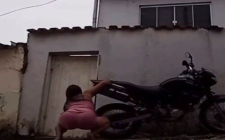 Mulher destrói moto com martelo e faca após descobrir traição do companheiro