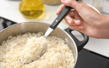 Mulher esfaqueia e joga água quente no marido após briga por arroz