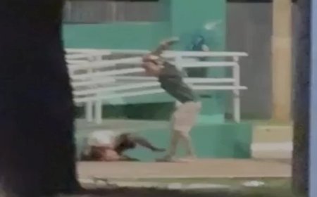 Homem espanca rival com pedaço de concreto em praça pública