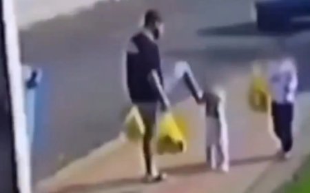 Câmera flagra pai chutando filha de apenas 3 anos; vídeo causa revolta