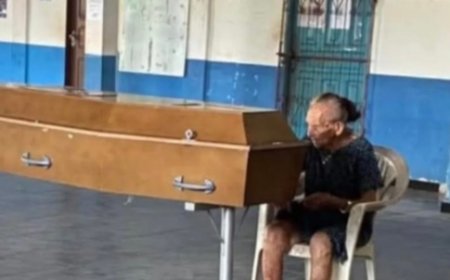 Imagem de idosa ao lado de um caixão emociona milhares e viraliza nas redes sociais