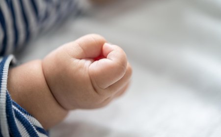 Bebê de 10 meses morre após sofrer estupro; 'ficante' da mãe e primo dele são presos