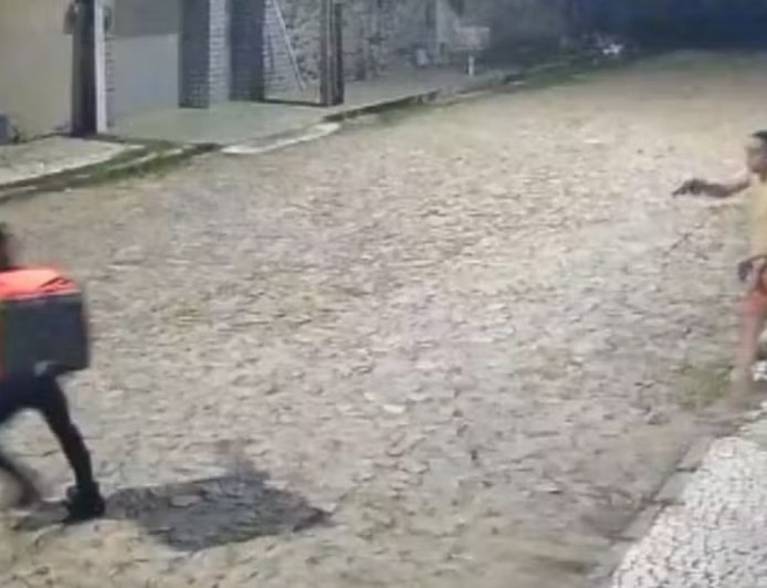Policial confunde entregador com assaltante e atira duas vezes contra o trabalhador